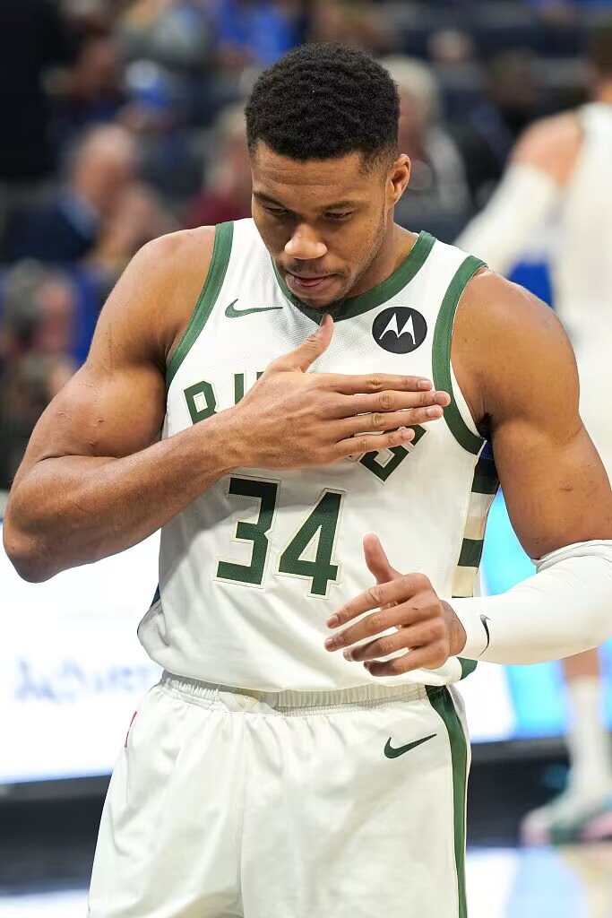 开云登录入口-字母哥重返赛场，大比分获胜首场状态出色，法国队观众沸腾！-开云登录入口